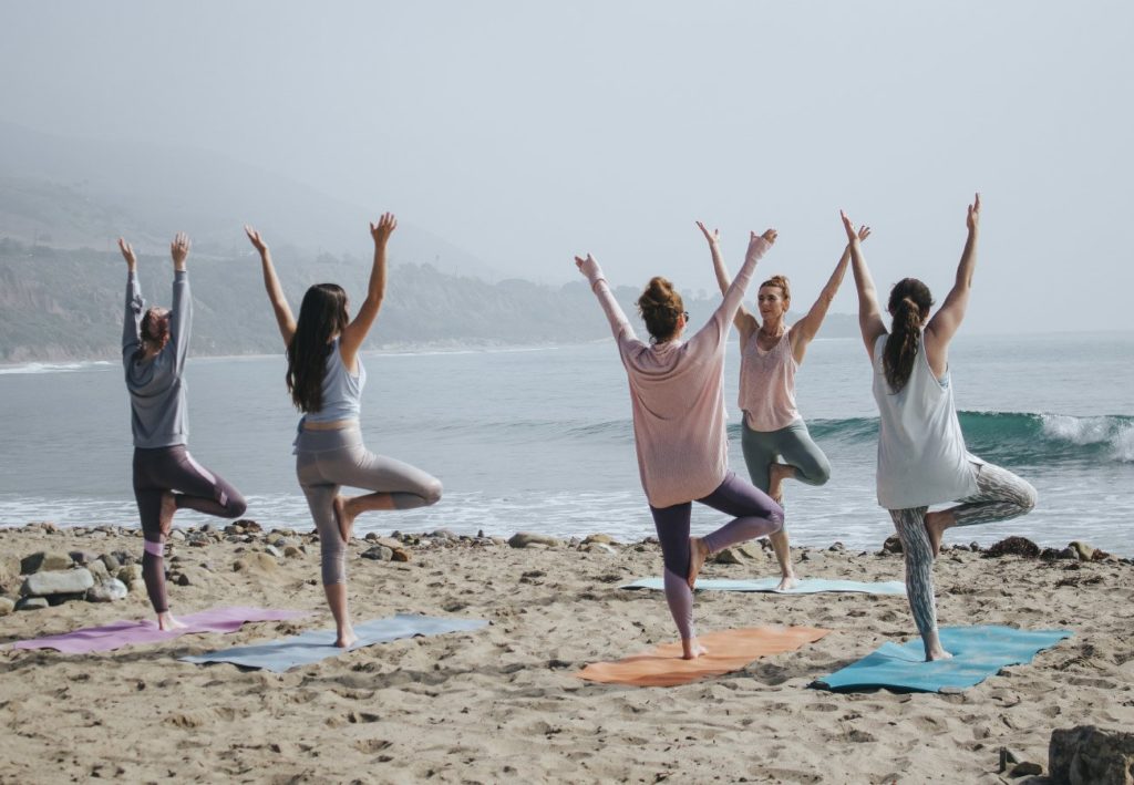 Yoga Praktizierende am Strand