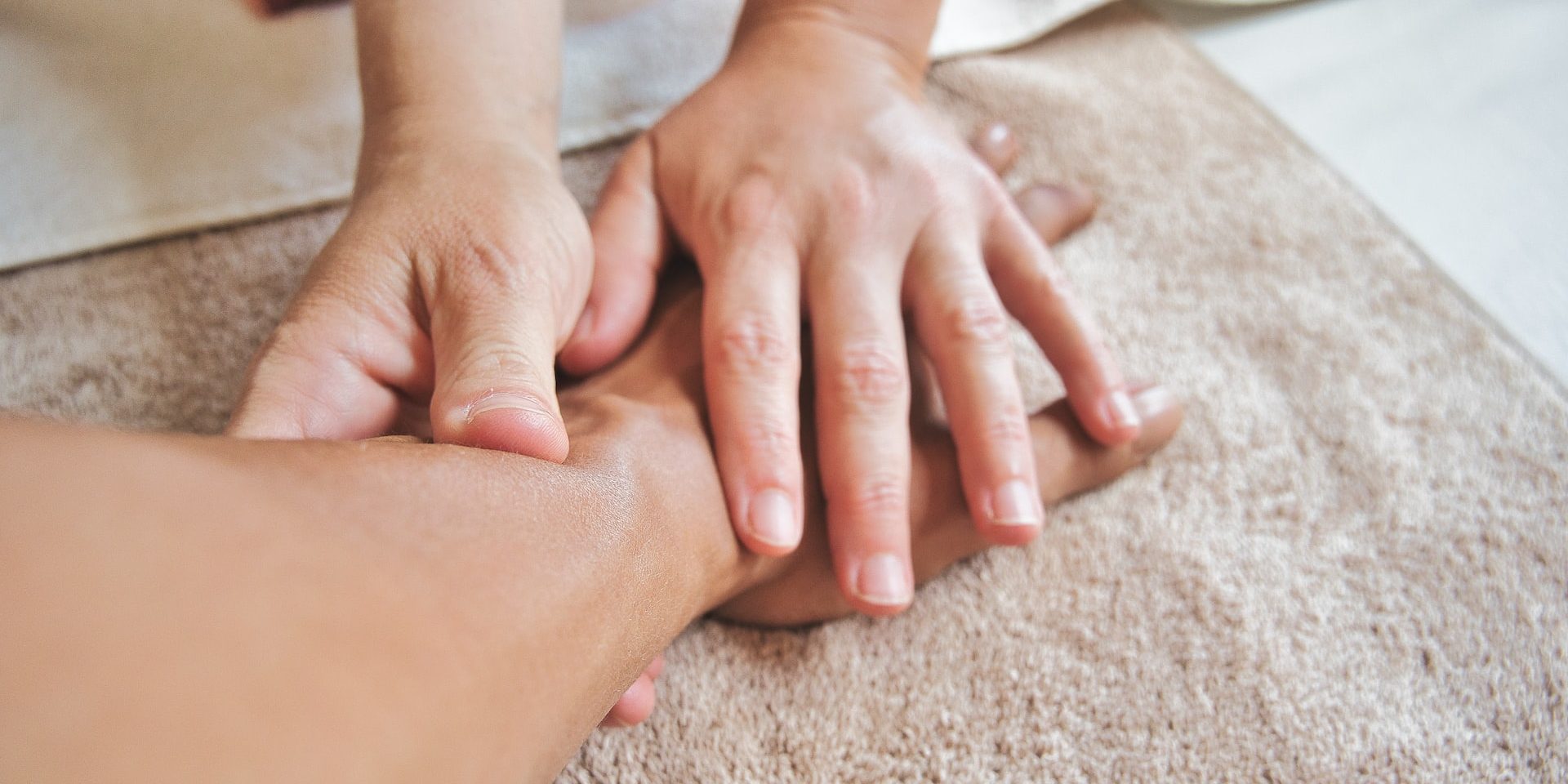 Therapeutische Behandlung mit Händen