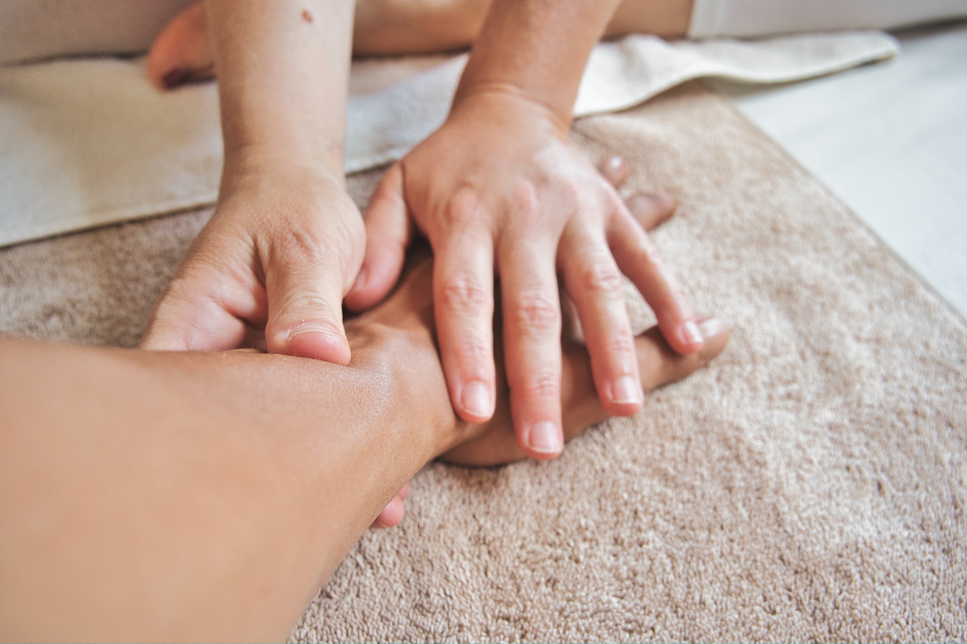 Therapeutische Behandlung mit Händen