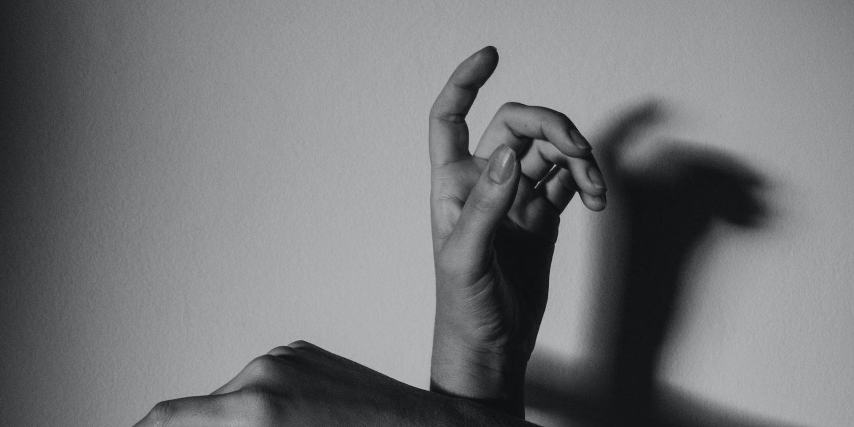 zwei sich überkreuzende Arme