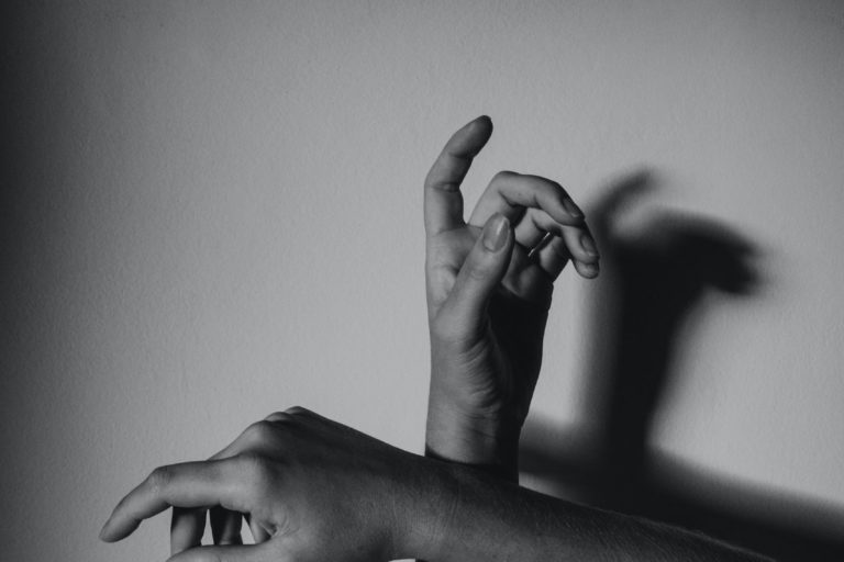 zwei sich überkreuzende Arme