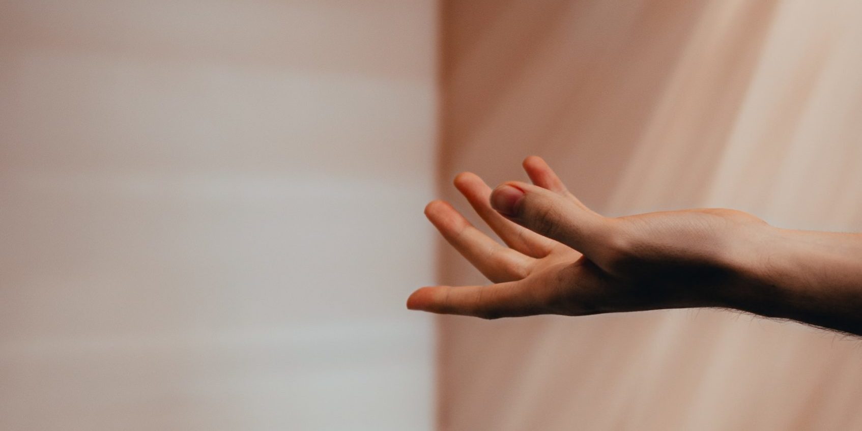 Arm zur Seite ausgestreckt