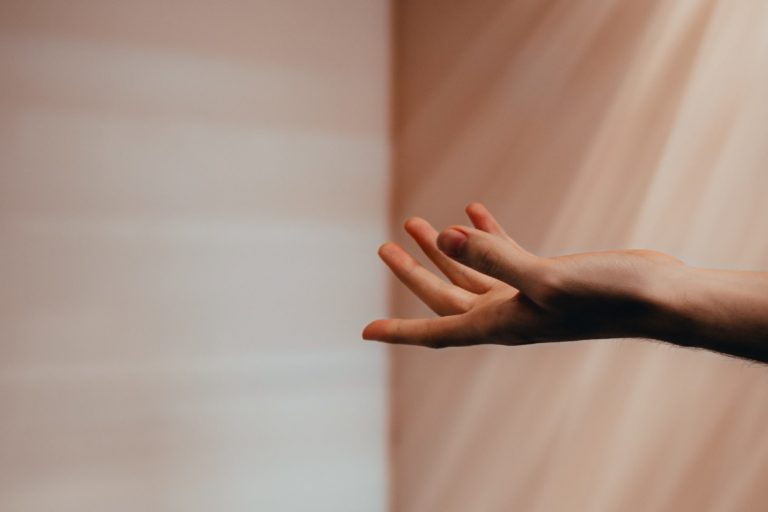 Arm zur Seite ausgestreckt