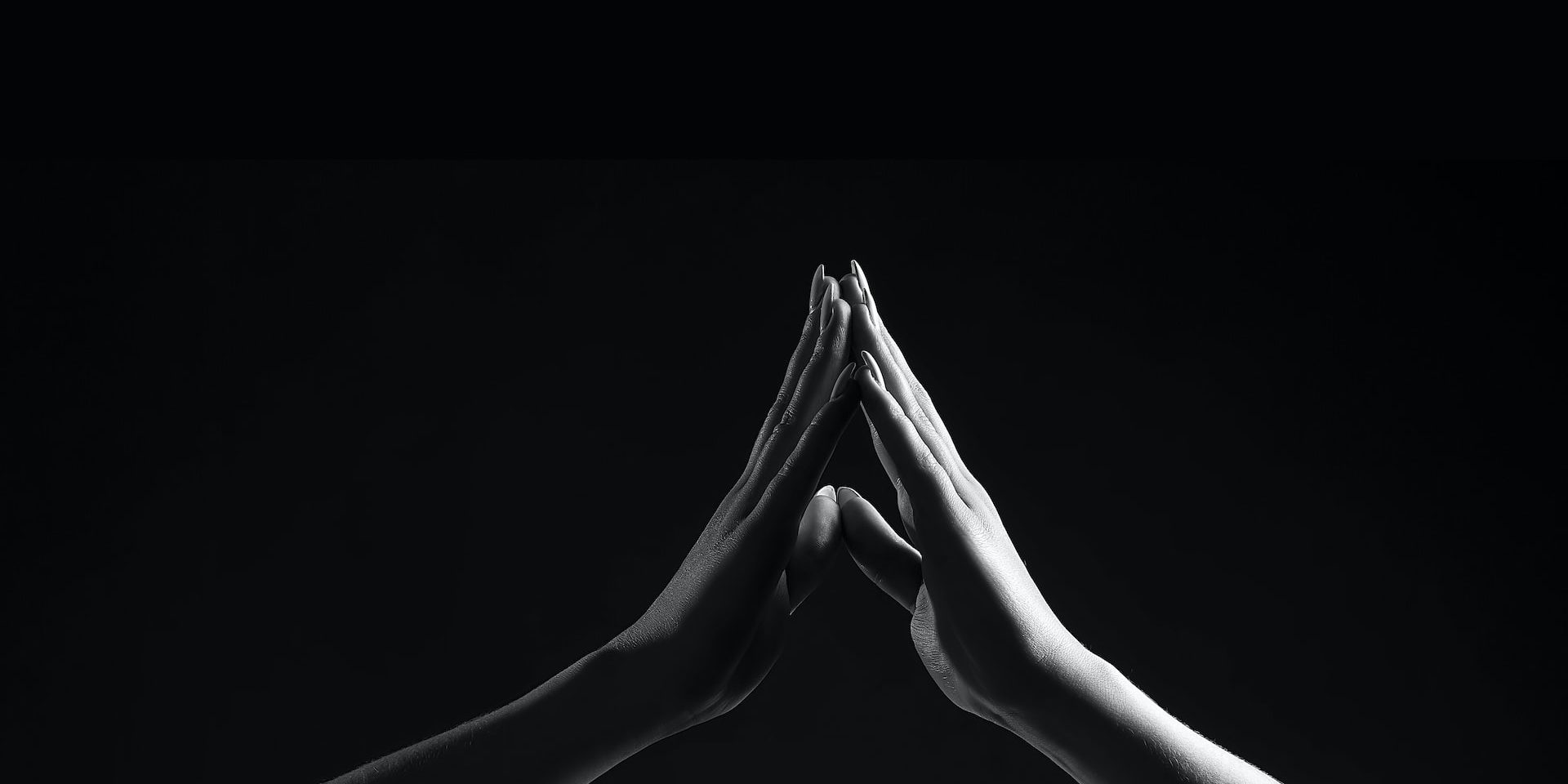 zwei Hände, die sich an den Fingerspitzen berühren