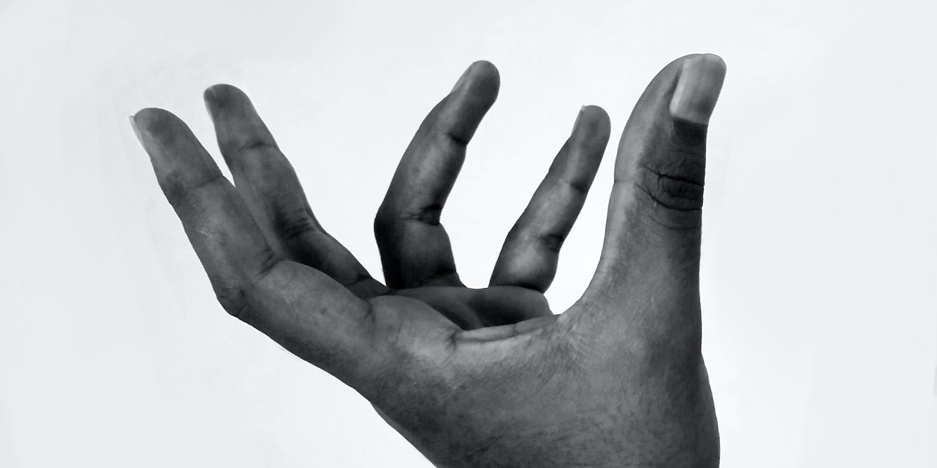 Hand nach oben greifend