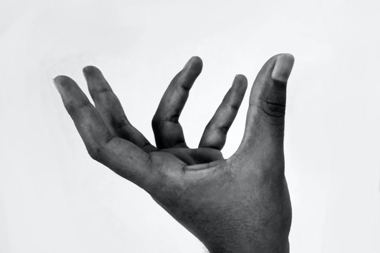 Hand nach oben greifend