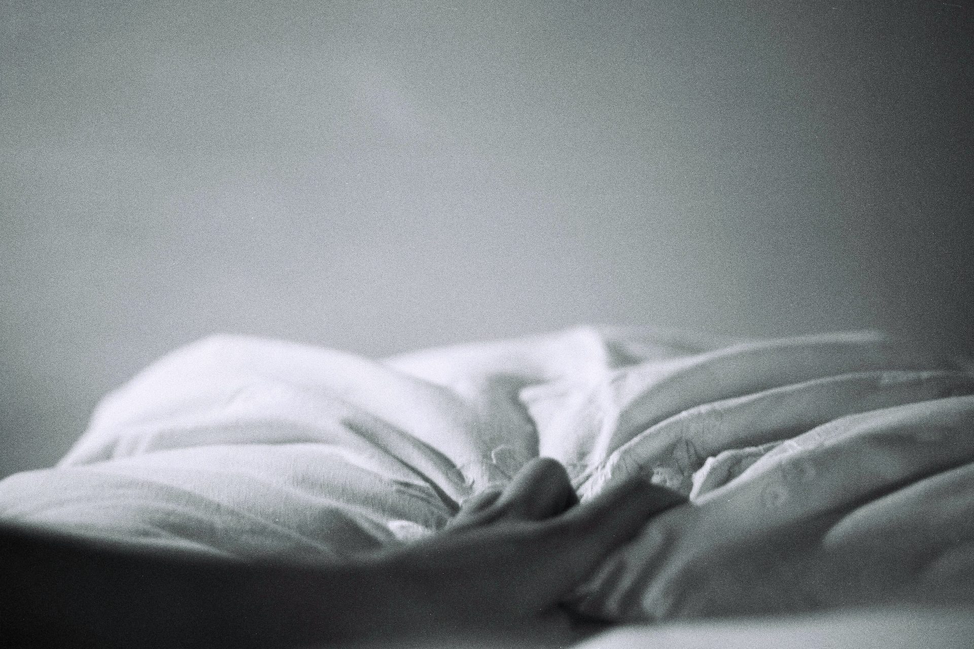 Hand auf weißem Bettlaken