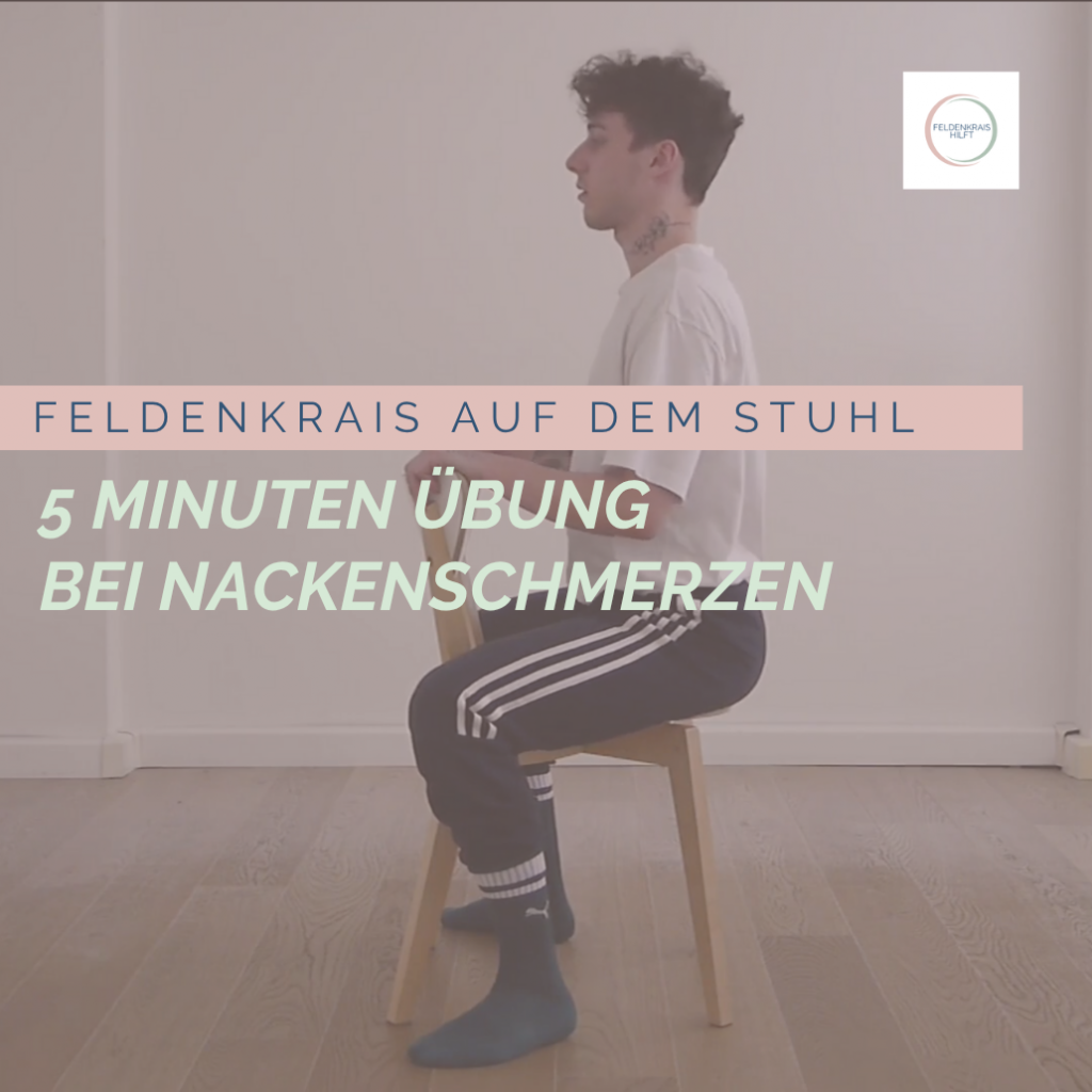 Hero Video Nackenschmerzen Feldenkrais Therapeut Joschua Taake rücklings auf einem Stuhl sitzend